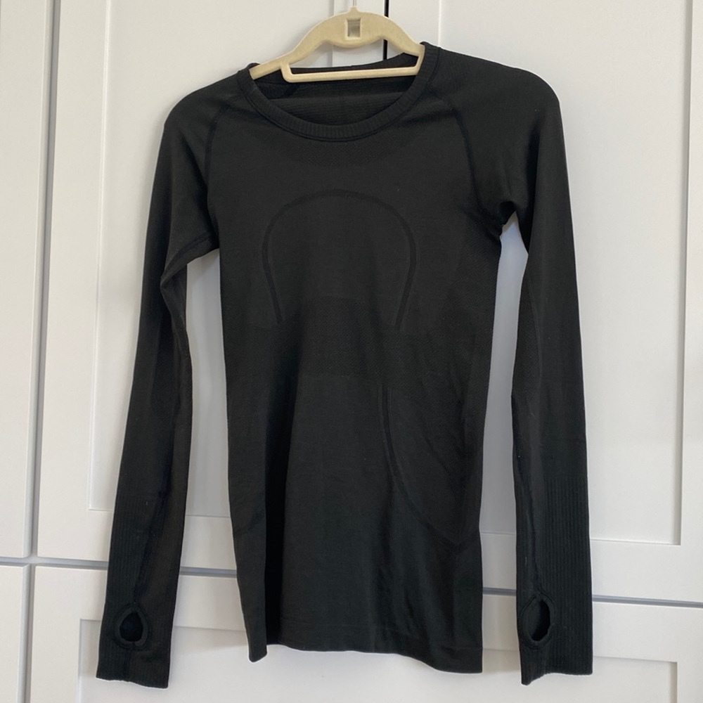 Lululemon long sleeve black size 4